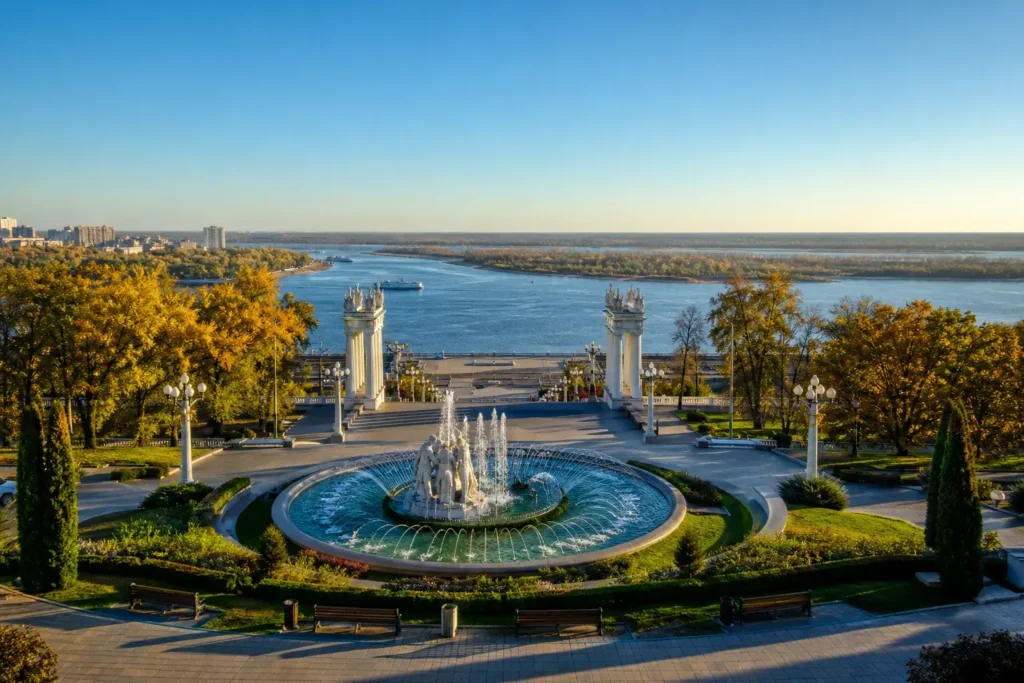 Central Embankment, Volgograd: A Historic Waterfront Walk