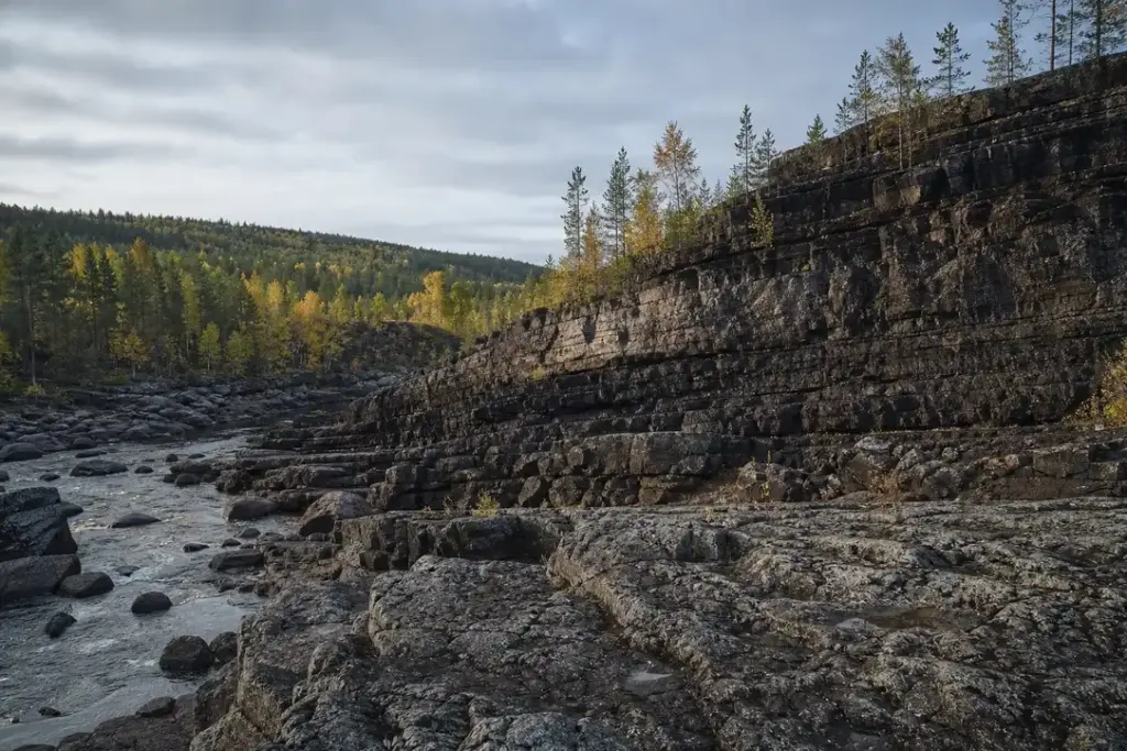 Girvas Paleovolcano: 2-Billion-Year-Old Frozen Lava in Karelia