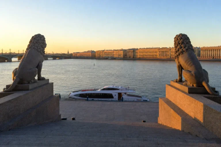 Lions’ Descent Pier, Saint Petersburg: Meteor Boats to Peterhof