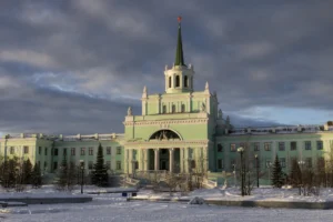 Murmansk Railway Station: Arctic Gateway and Soviet Landmark