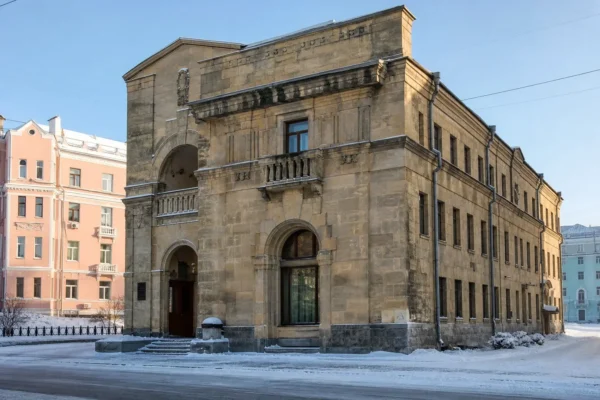 Murmansk Regional Art Museum: Arctic Art and Historic Stone Building
