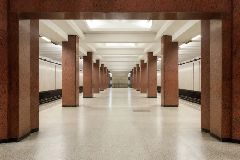 Ploshchad 1905 Goda: The Heart of Yekaterinburg's Metro 6