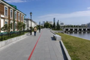 Red Line Historic Center Walk: 9 km Through Yekaterinburg’s Heart