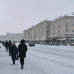 Understand Russian Customs and Etiquette in Murmansk: Greetings, Home Visits, and Public Behavior
