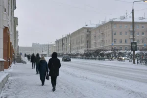 Understand Russian Customs and Etiquette in Murmansk: Greetings, Home Visits, and Public Behavior