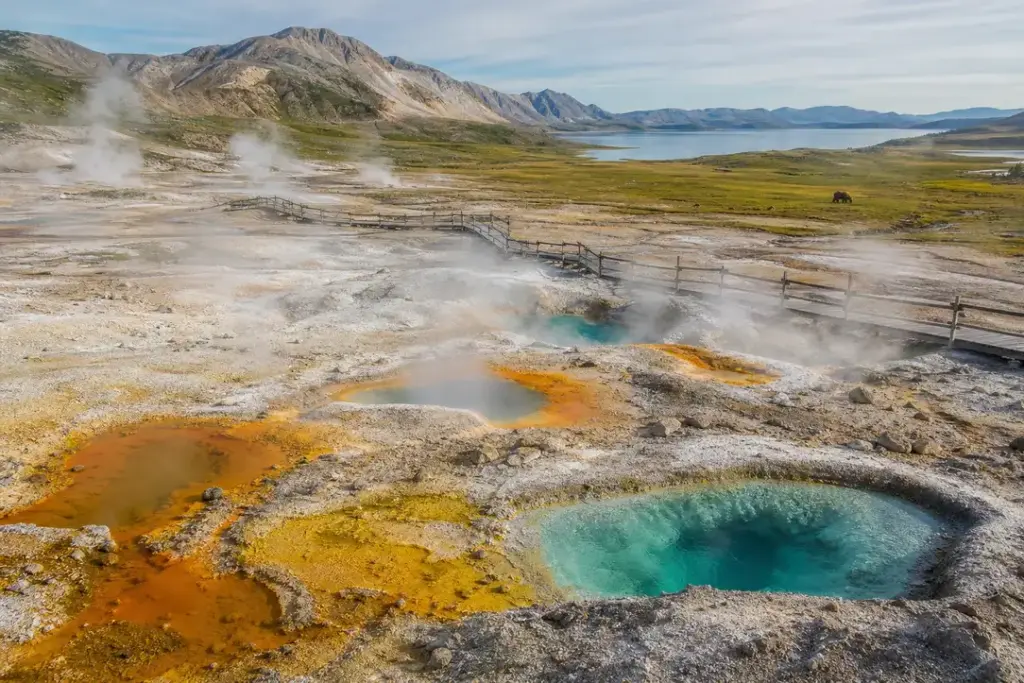 Uzon Caldera: Hot Springs, Mud Pots and Bears by Helicopter